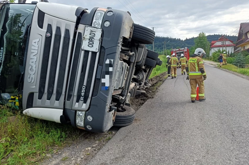Przewróciła się ciężarówka przewożąca nieczystości - zdjęcie 6