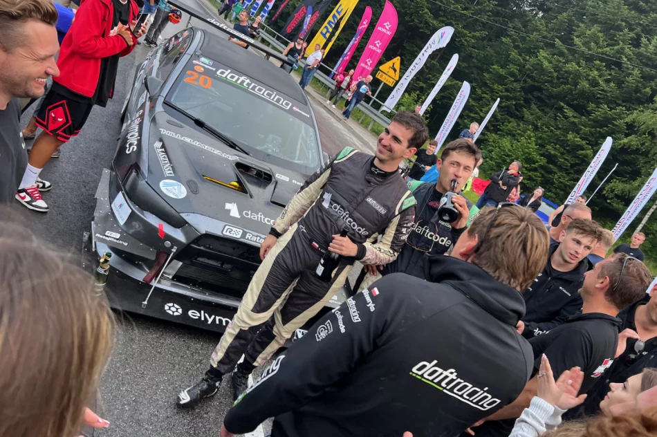 Christian Merli zwycięża w Limanowej ze średnią 175 km/h. Zapis transmisji - zdjęcie 15