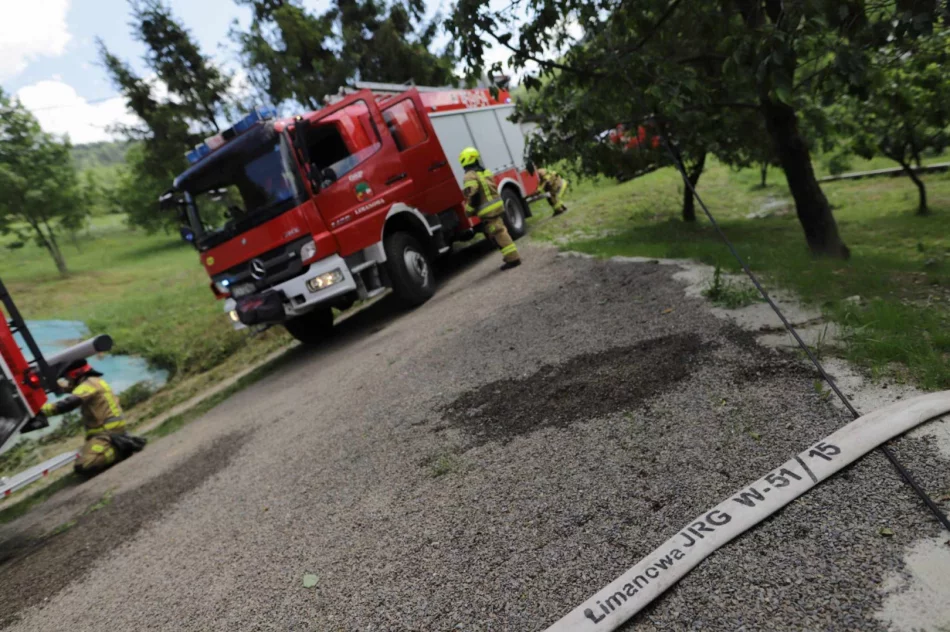 ​Pożar domu. Starsza kobieta trafiła do szpitala - zdjęcie 6