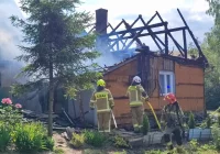 Spłonął budynek. Potrzebna pomoc pogotowia ratunkowego - zdjęcie główne