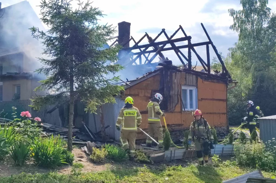 Spłonął budynek. Potrzebna pomoc pogotowia ratunkowego - zdjęcie 2