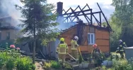 Spłonął budynek. Potrzebna pomoc pogotowia ratunkowego - zdjęcie 2