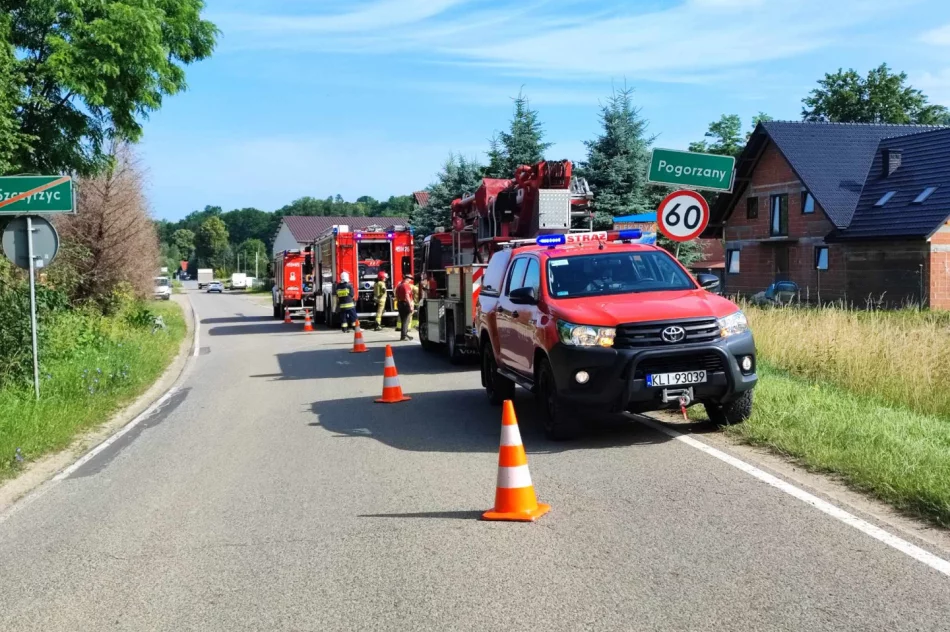 Spłonął budynek. Potrzebna pomoc pogotowia ratunkowego - zdjęcie 3