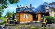 Spłonął budynek. Potrzebna pomoc pogotowia ratunkowego - zdjęcie 4