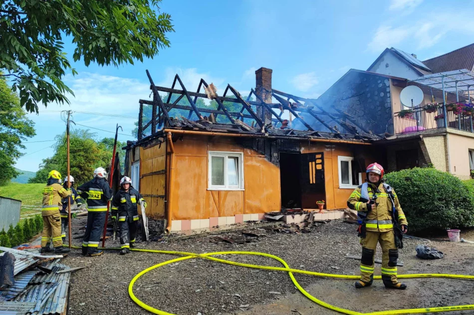 Spłonął budynek. Potrzebna pomoc pogotowia ratunkowego - zdjęcie 4