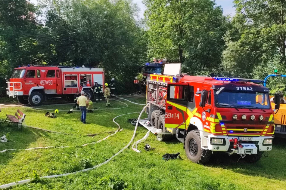 Spłonął budynek. Potrzebna pomoc pogotowia ratunkowego - zdjęcie 5