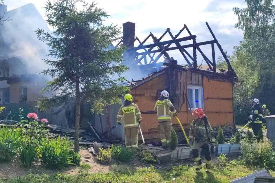 Spłonął budynek. Potrzebna pomoc pogotowia ratunkowego - zdjęcie 6