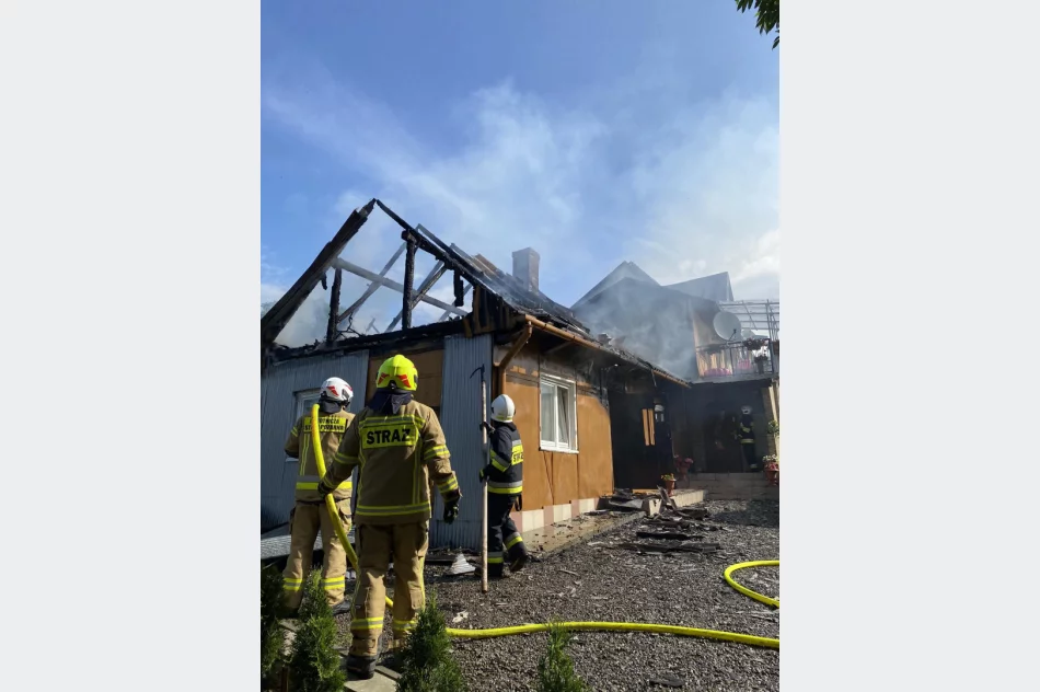 Spłonął budynek. Potrzebna pomoc pogotowia ratunkowego - zdjęcie 7