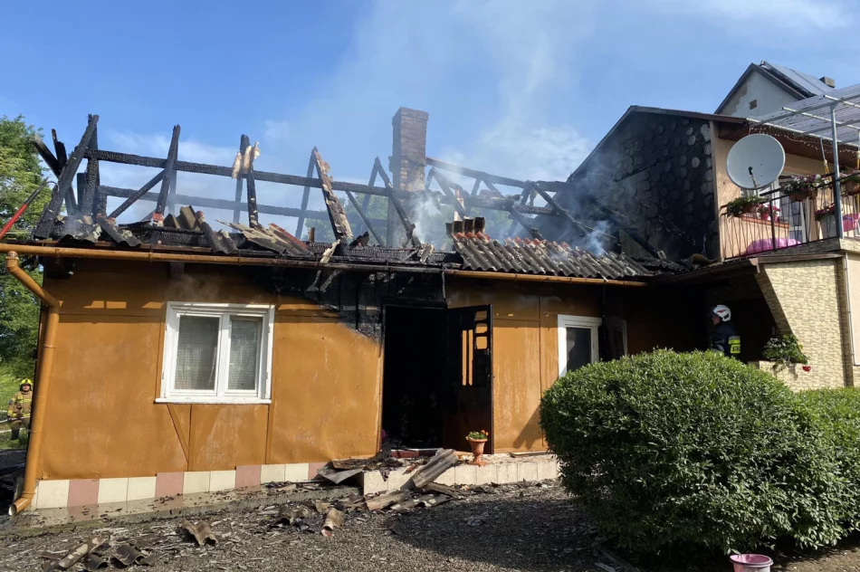 Spłonął budynek. Potrzebna pomoc pogotowia ratunkowego - zdjęcie 8