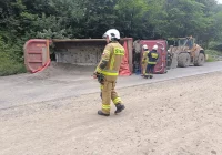 Samochód ciężarowy przewrócił się na bok - zdjęcie główne