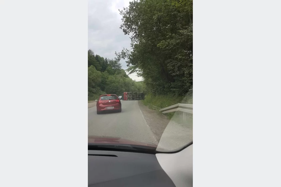 Mandat dla kierowcy i zabrany dowód: ciężarówka się stoczyła - zdjęcie 7