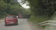Samochód ciężarowy przewrócił się na bok - zdjęcie 2