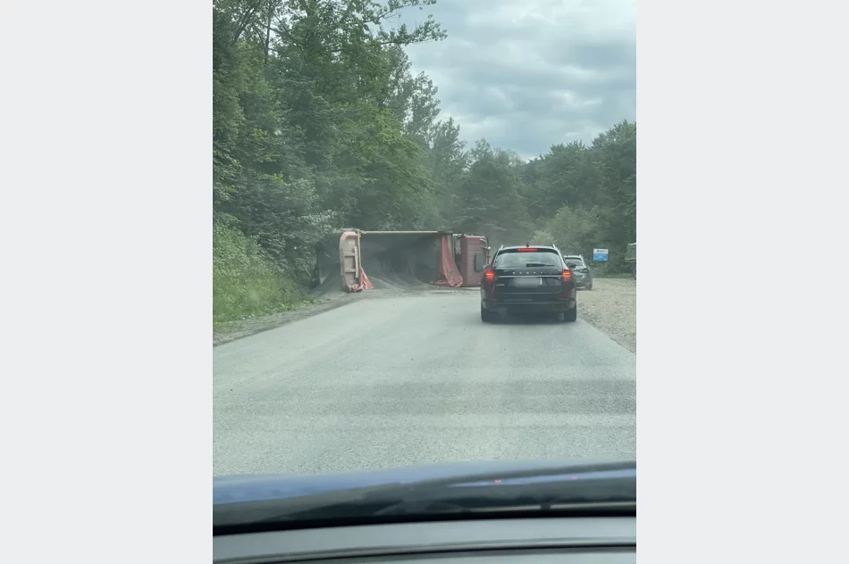 Mandat dla kierowcy i zabrany dowód: ciężarówka się stoczyła - zdjęcie 5