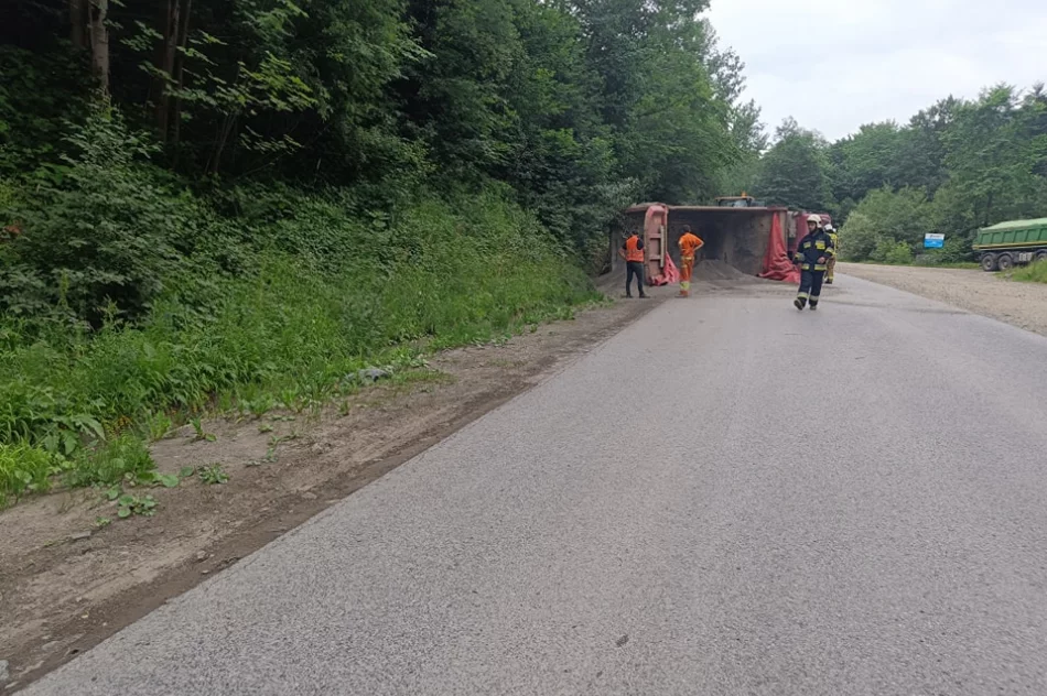 Mandat dla kierowcy i zabrany dowód: ciężarówka się stoczyła - zdjęcie 2