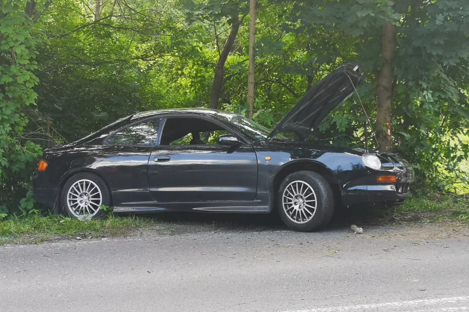 Samochód uderzył w drzewo i ogrodzenie - zdjęcie 4