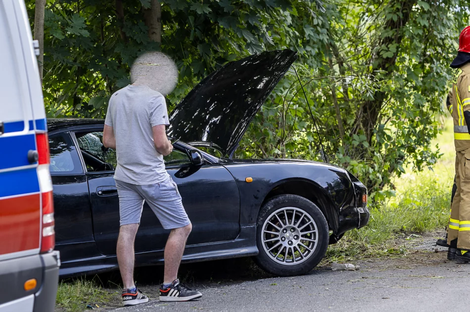 Samochód uderzył w drzewo i ogrodzenie - zdjęcie 11