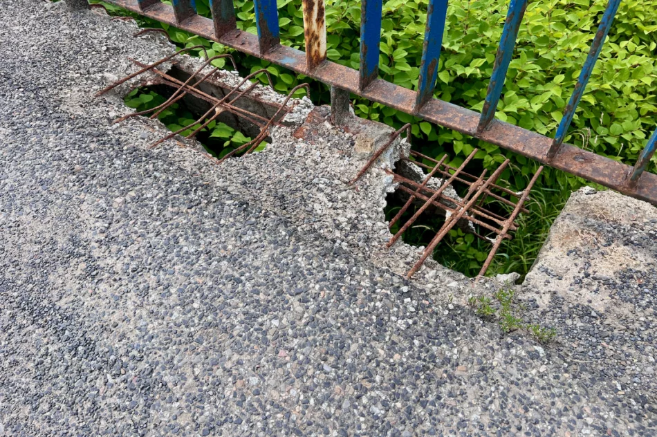 Dziury na wylot w moście - zdjęcie 6