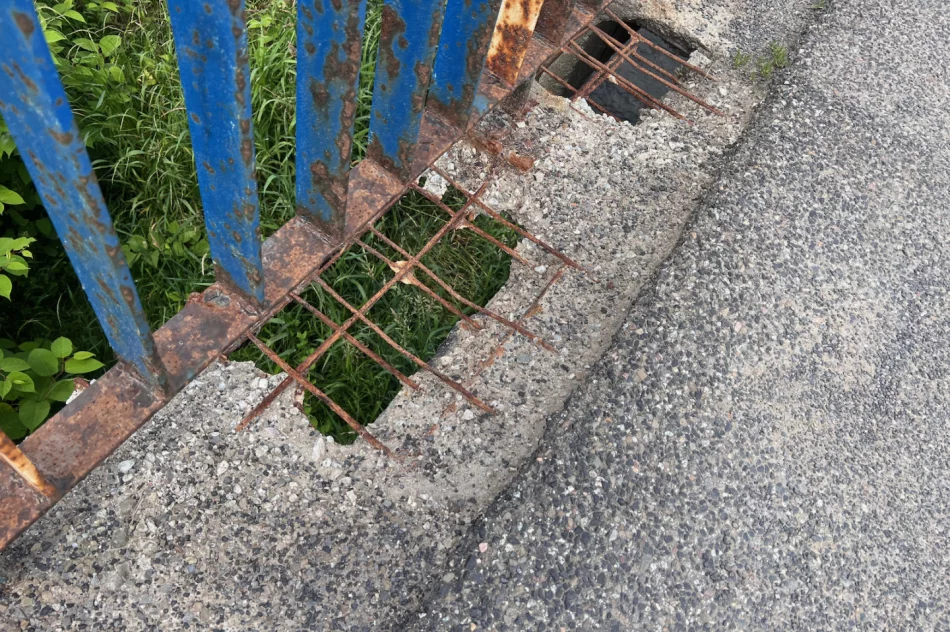 Dziury na wylot w moście - zdjęcie 17