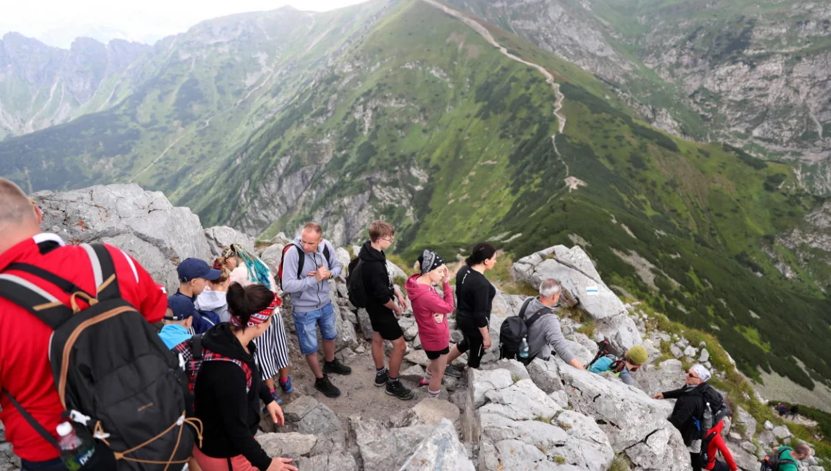 Tłumy na szlakach. Morskie Oko z rezerwacją