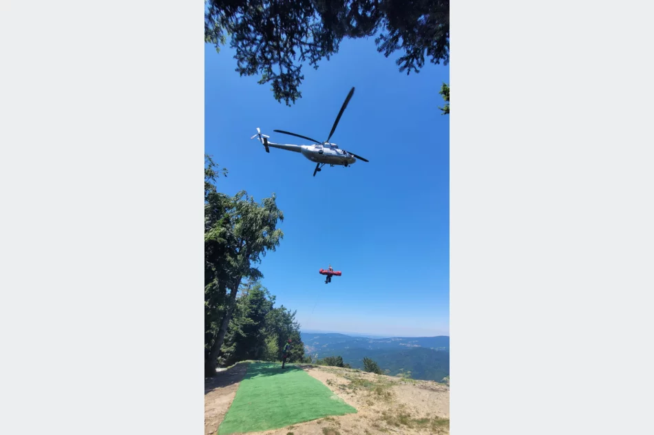 Nieszczęśliwy wypadek paralotniarzy. Policyjny śmigłowiec na pomoc wezwany z pokazu - zdjęcie 4