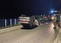 Przyczyną dachowania było zaśnięcie - zdjęcie główne