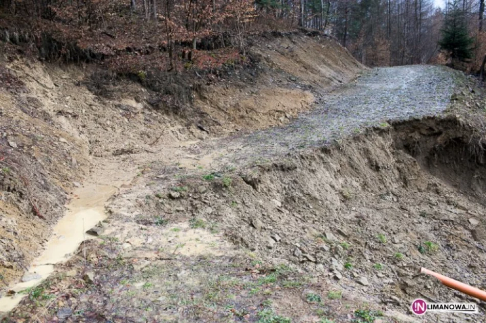 Nad drogą ruszyło osuwisko - zdjęcie 2