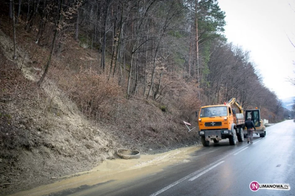 Nad drogą ruszyło osuwisko - zdjęcie 4