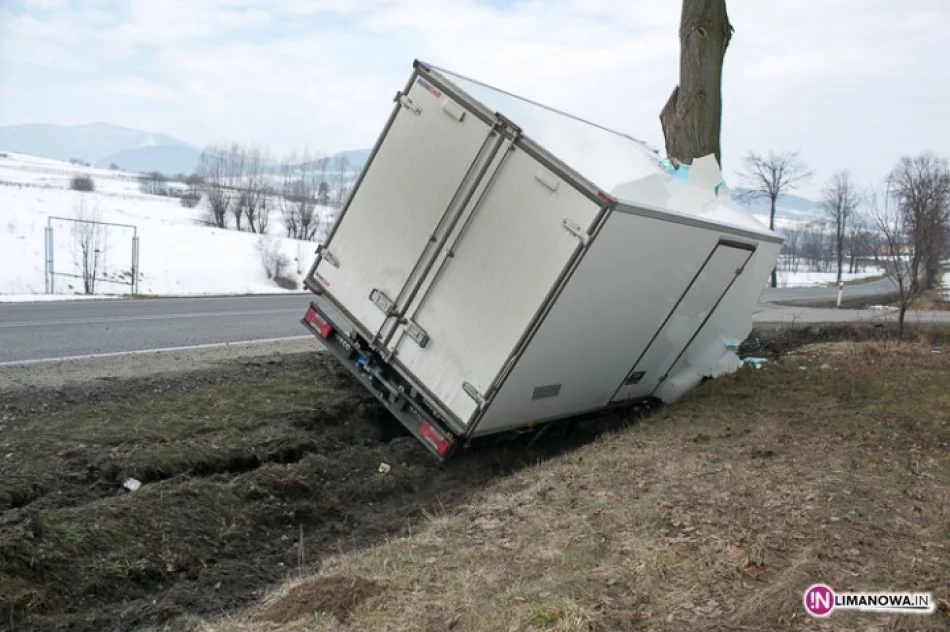 Uderzył w drzewo. Sprawca odjechał? - zdjęcie 2