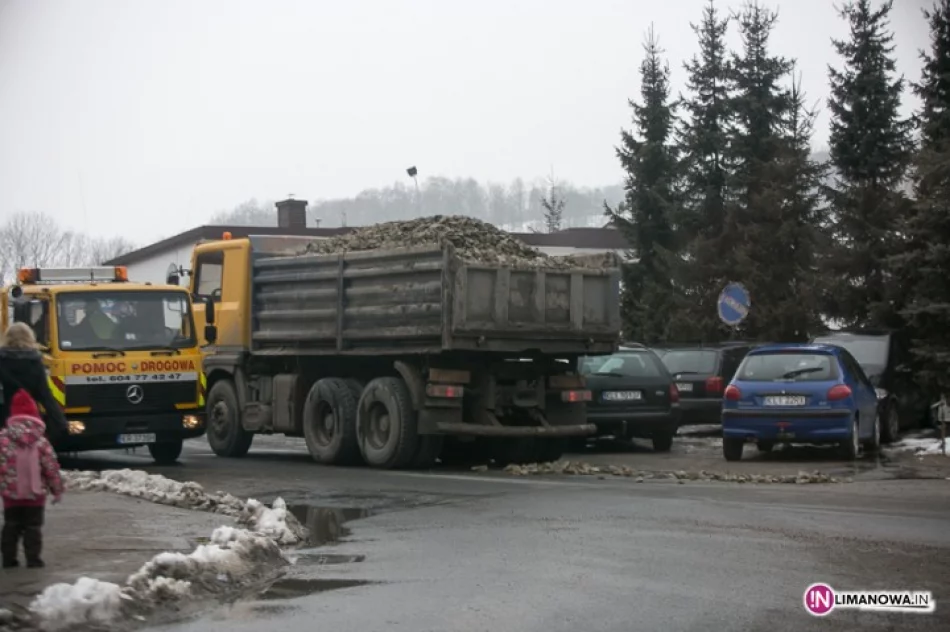 Kamienie spadły z ciężarówki - zdjęcie 2