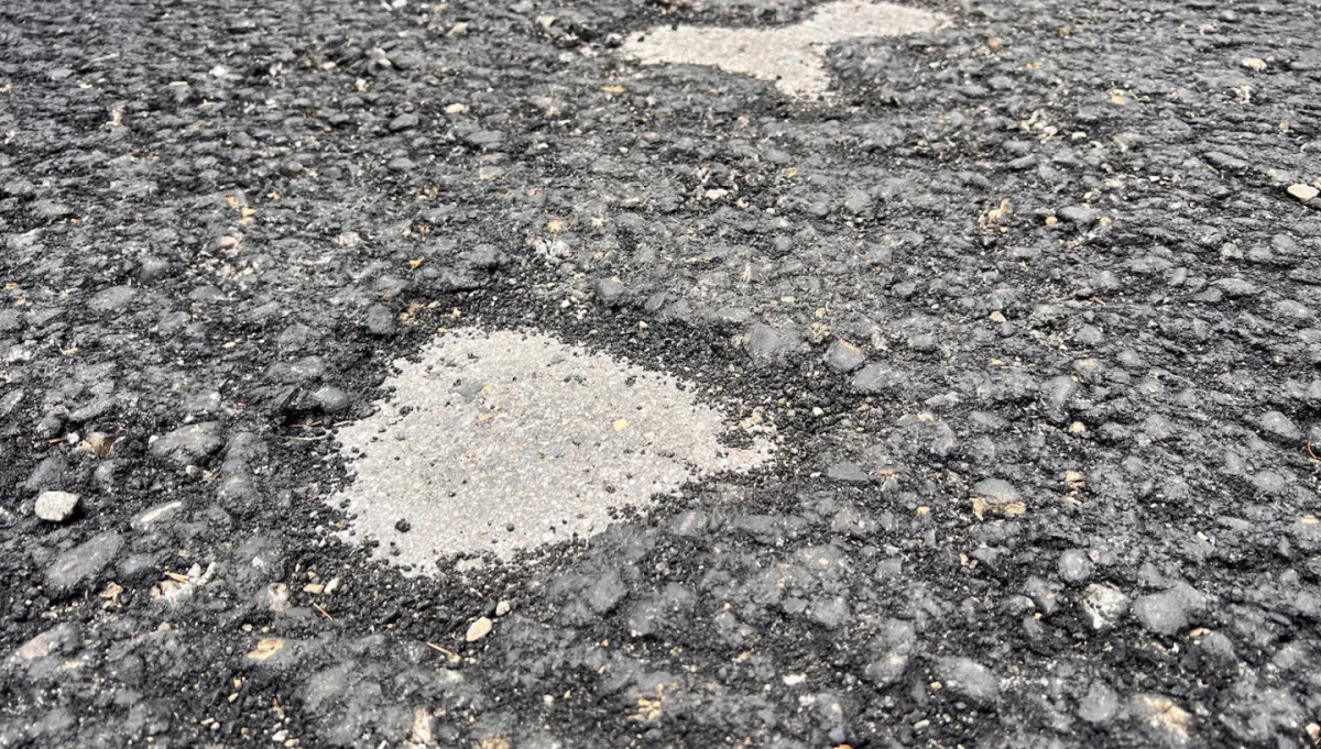 Nowy asfalt rozsypuje się pod nogami. Spłynie z deszczem