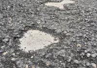 Nowy asfalt rozsypuje się pod nogami. Spłynie z deszczem - zdjęcie główne