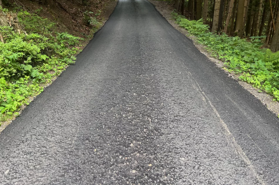 Nowy asfalt rozsypuje się pod nogami. Spłynie z deszczem - zdjęcie 2