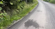 Nowy asfalt rozsypuje się pod nogami. Spłynie z deszczem - zdjęcie 3