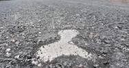 Nowy asfalt rozsypuje się pod nogami. Spłynie z deszczem - zdjęcie 4