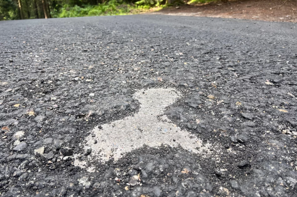 Nowy asfalt rozsypuje się pod nogami. Spłynie z deszczem - zdjęcie 4