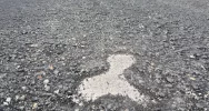 Nowy asfalt rozsypuje się pod nogami. Spłynie z deszczem - zdjęcie 5