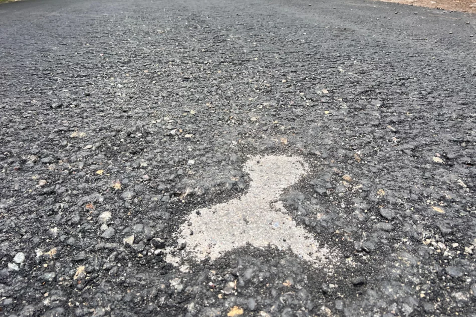 Nowy asfalt rozsypuje się pod nogami. Spłynie z deszczem - zdjęcie 5