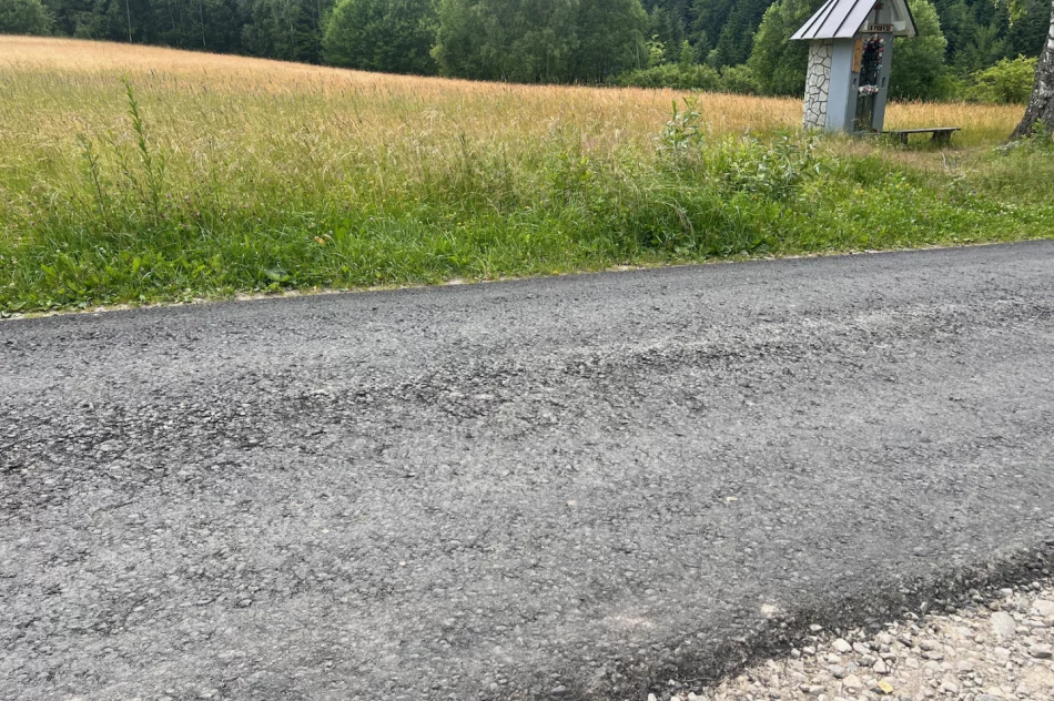 Nowy asfalt rozsypuje się pod nogami. Spłynie z deszczem - zdjęcie 6
