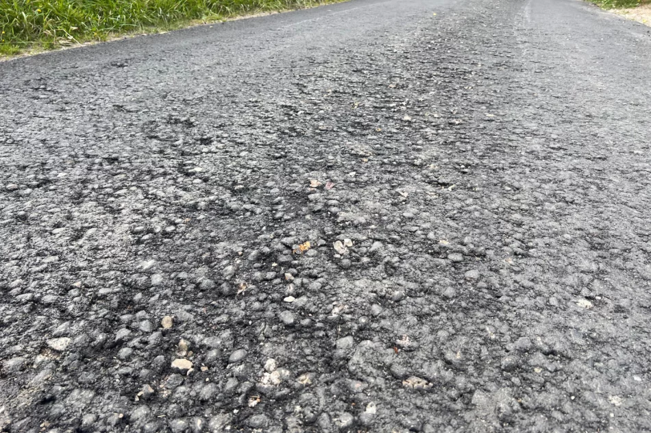 Nowy asfalt rozsypuje się pod nogami. Spłynie z deszczem - zdjęcie 7