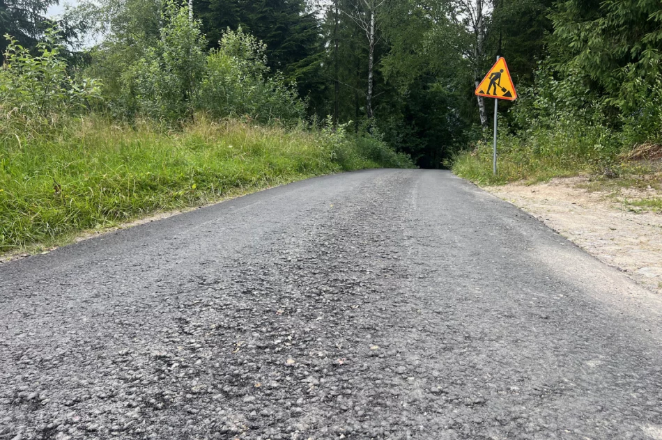 Nowy asfalt rozsypuje się pod nogami. Spłynie z deszczem - zdjęcie 8