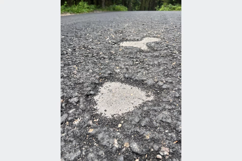 Nowy asfalt rozsypuje się pod nogami. Spłynie z deszczem - zdjęcie 11