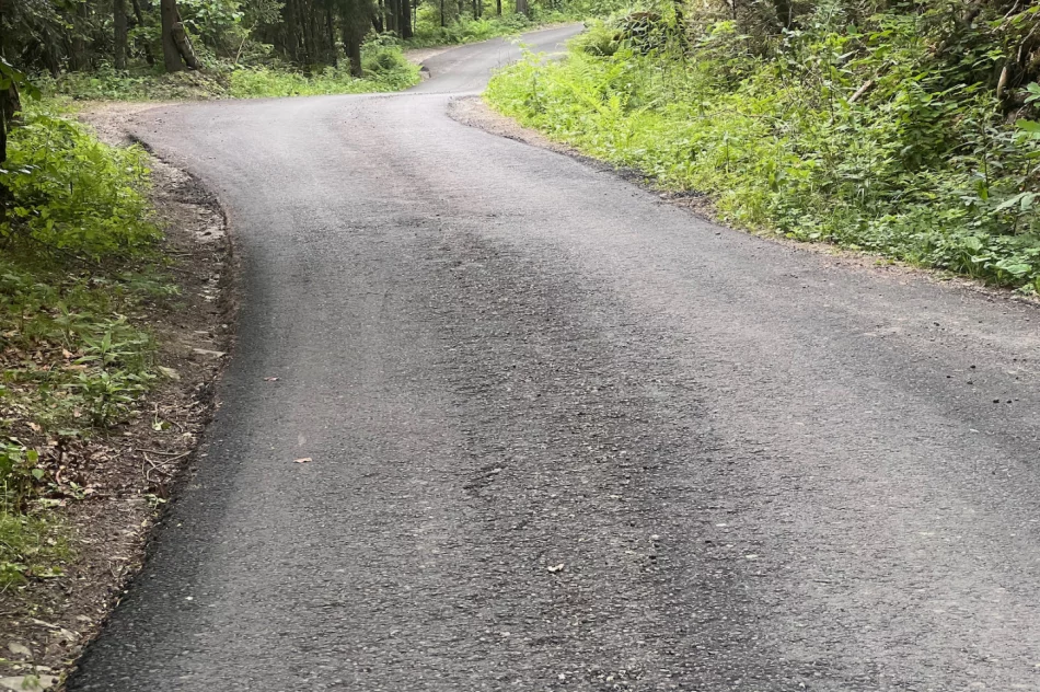 Nowy asfalt rozsypuje się pod nogami. Spłynie z deszczem - zdjęcie 14