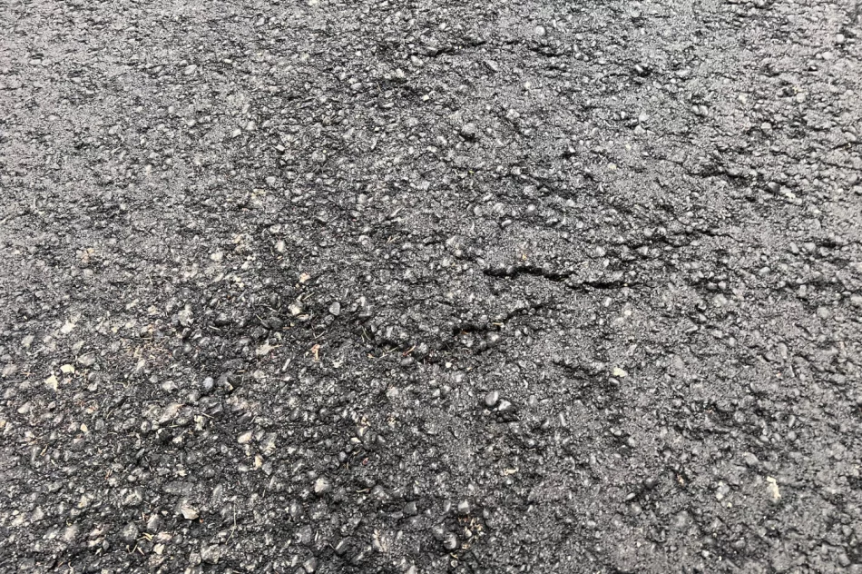 Nowy asfalt rozsypuje się pod nogami. Spłynie z deszczem - zdjęcie 16