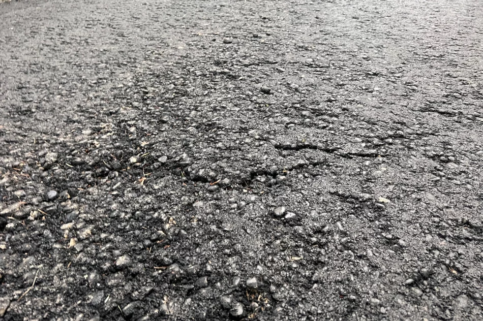 Nowy asfalt rozsypuje się pod nogami. Spłynie z deszczem - zdjęcie 17