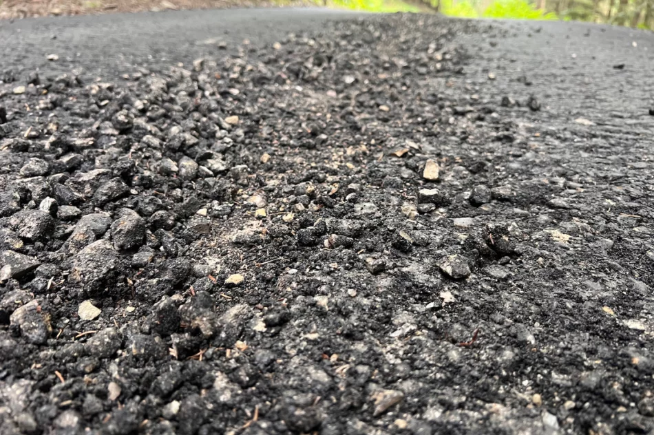 Nowy asfalt rozsypuje się pod nogami. Spłynie z deszczem - zdjęcie 18