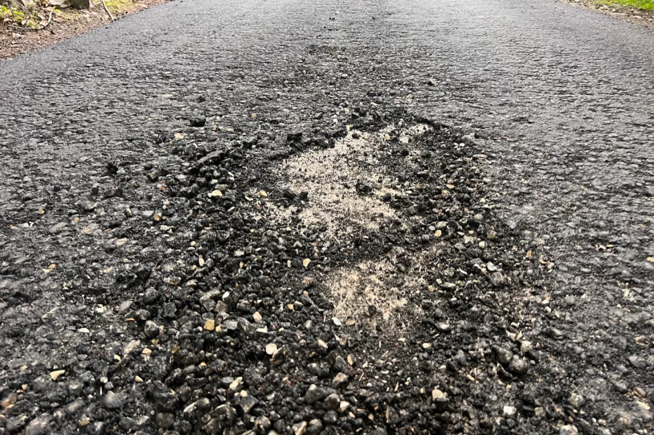 Nowy asfalt rozsypuje się pod nogami. Spłynie z deszczem - zdjęcie 19