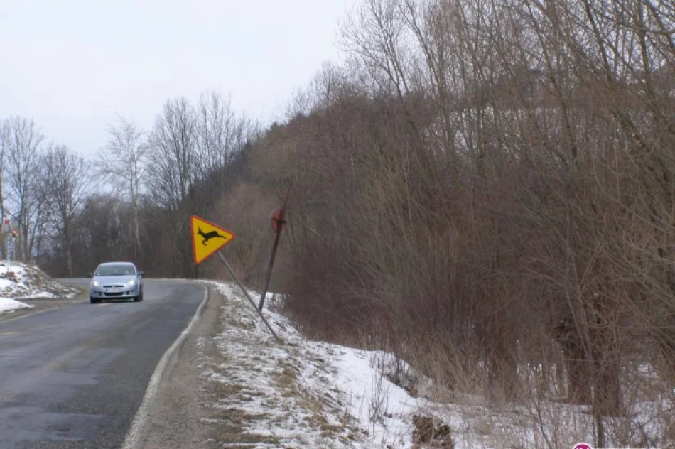 Przewrócone znaki, betoniarka i huśtawka przy jezdni… - zdjęcie 2