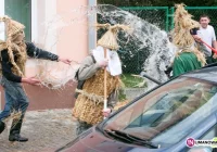 Śmiguśnioki w zimowej scenerii - zdjęcie główne