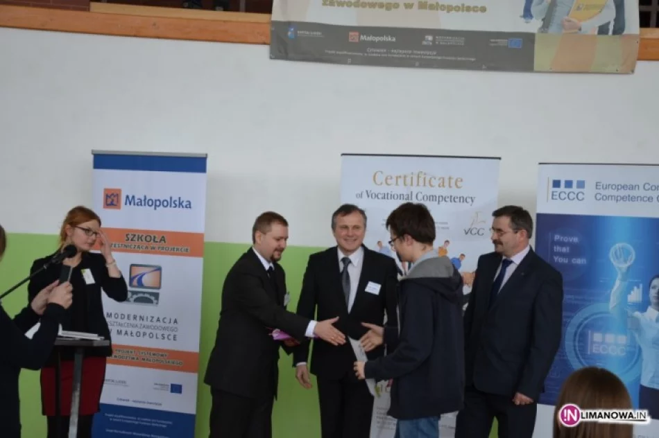 Komputery, spawarki, tablety rozdane gimnazjalistom - zdjęcie 3