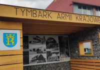 Archiwalne zdjęcia na przystanku - zdjęcie główne